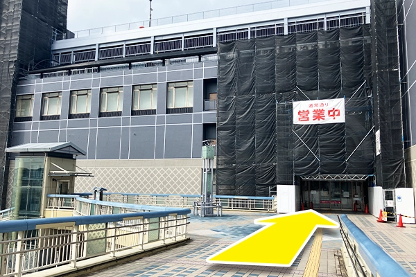 歩道橋をまっすぐ進みます。