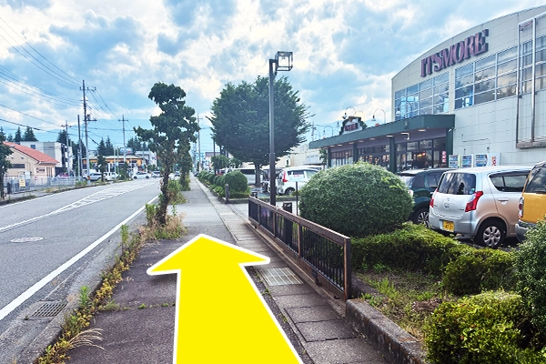 イッツモア玉穂ショッピングセンターバス停をまっすぐ進みます。