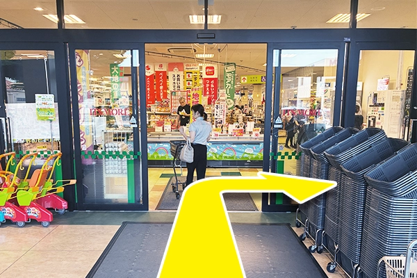 直進し右に曲がります。