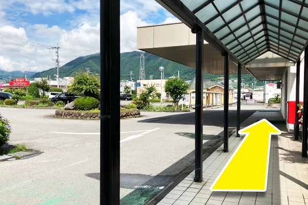 そのまま直進し、左手にあるオギノ方面へと進みます。