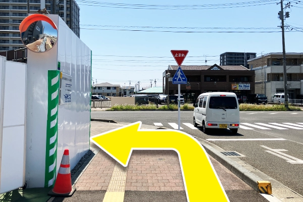 横断歩道は渡らず左に曲がります。
