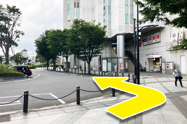 そのままロータリーを右回りに直進します。