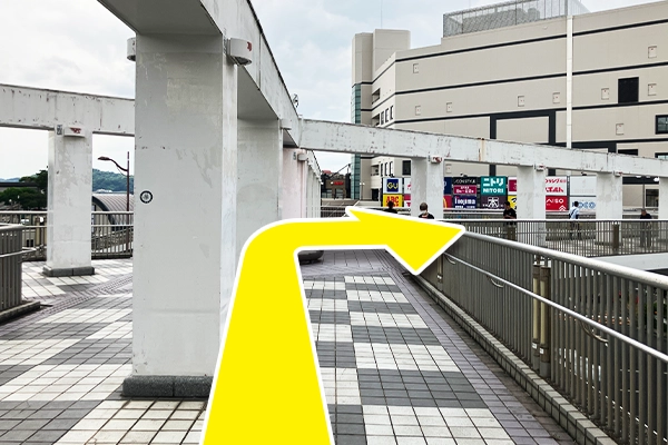 登り進んだところで、角を右に曲がります。