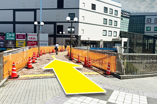直進した後に左斜め前に直進します。