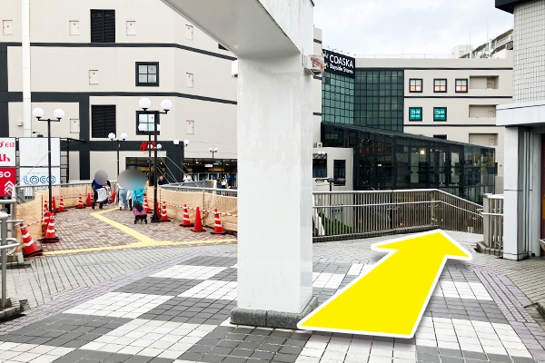 直進した後に右斜め前の階段を降ります。