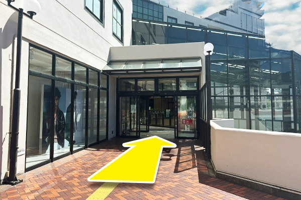コースカベイサイドストアーズ横須賀の2階の入り口に着きますので入店します。
