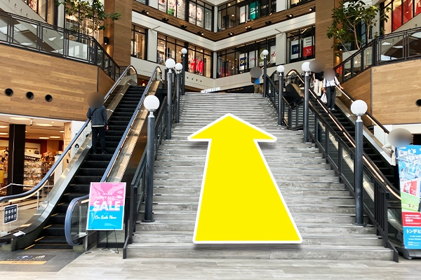 入店後、エスカレーターまたは階段で上がります。