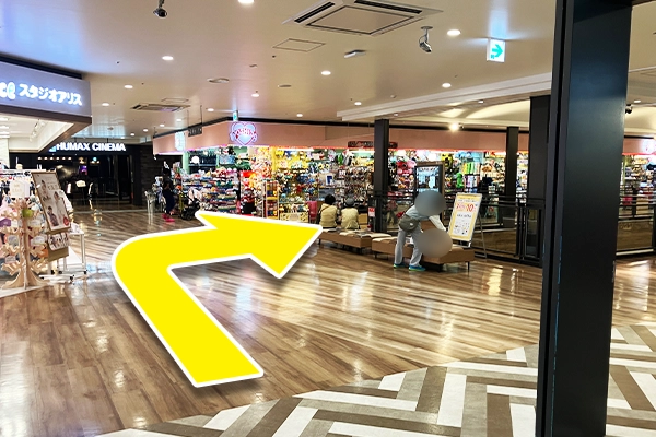 雑貨販売YOSHIDAさんの角を右に曲がります