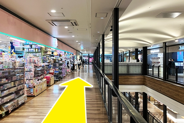 そのまま直進します。