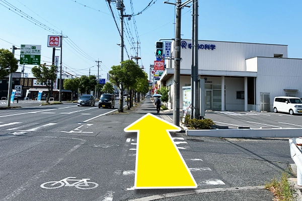 まっすぐ進み、横断歩道を渡ります。