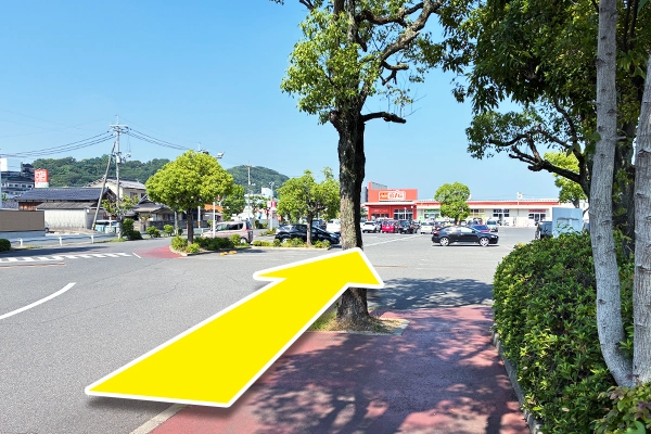 駐車場です。入り口まで進みます。