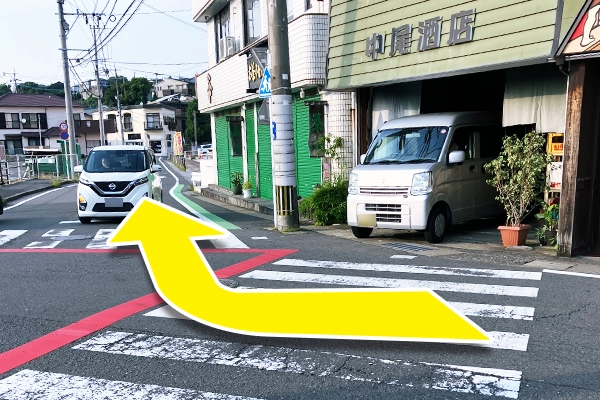 歩いてすぐの横断歩道手前を右折する。