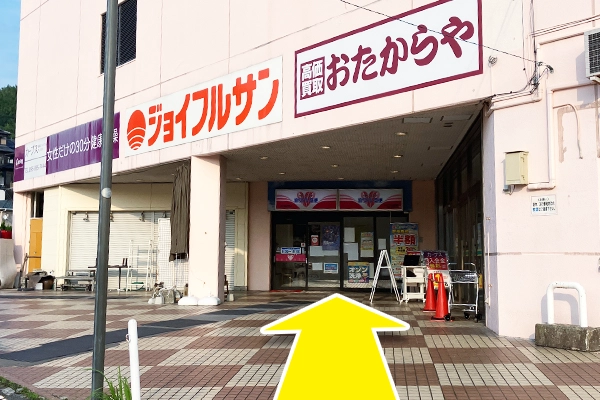 奥の入口から入店します。