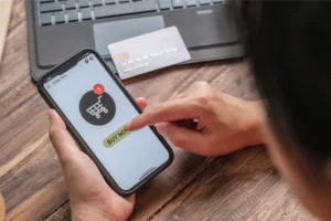 スマートフォンで買い物をする女性