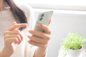 スマートフォンを操作する女性