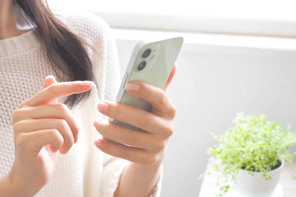 スマートフォンを操作する女性
