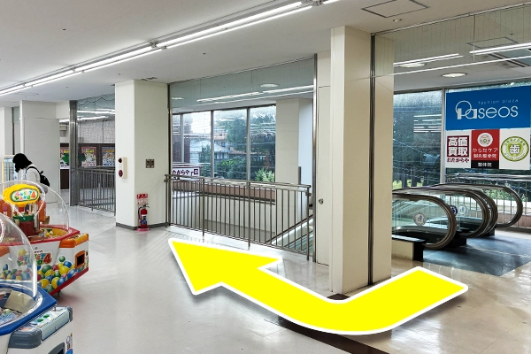 降りて右へと回り込むように進んでください。