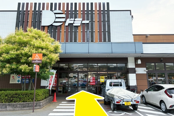 ドミー岩津店の入り口から入ります。