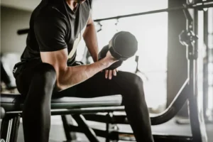 トレーニングをする男性