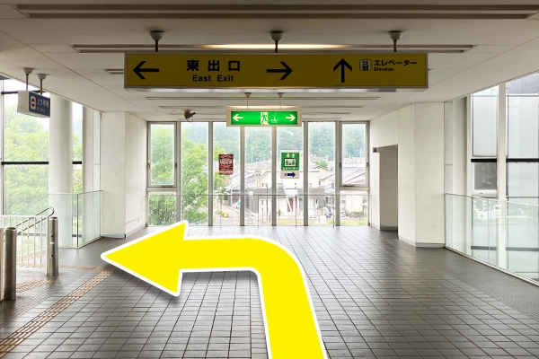 左手に階段が見えてきますので、そちらを降ります。