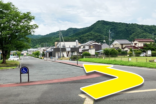 階段を降りるとロータリーが見えますので、そちらを道沿いに真っ直ぐ進みます。