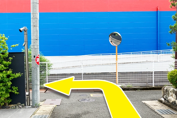 1〜2分歩くと『バザールタウン舞鶴店』が見えます。