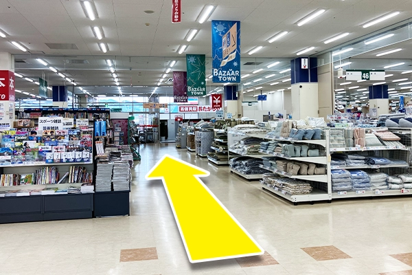 入館後、真っ直ぐ進みます。