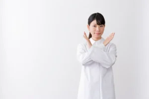 バツをする女性