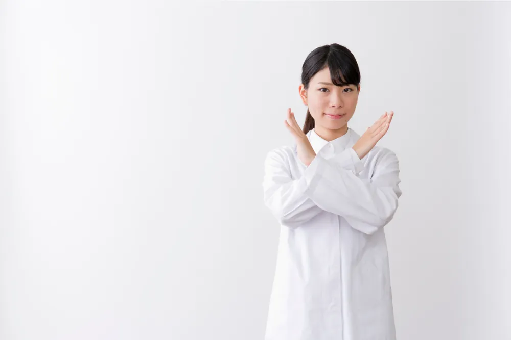 バツをする女性