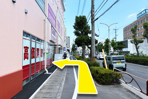 右手に歩いていきます。