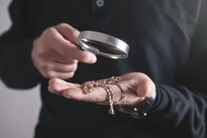 ブレスレットを査定する男性