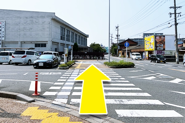 横断歩道を渡り真っ直ぐ進みます。