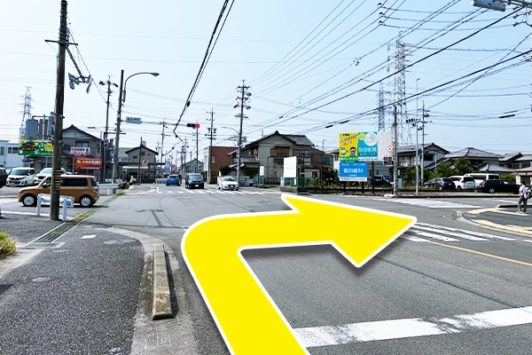 富田栄町の信号を右に進みます。