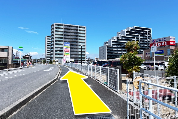 フレスポ四日市の手前の歩道を右に曲がります。