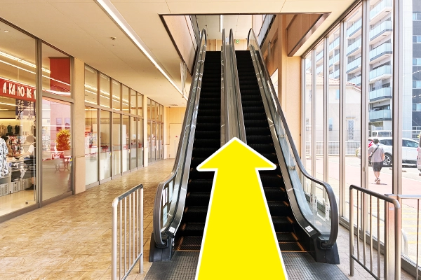 エスカレーターで上にのぼります。