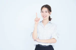 人差し指を立てる女性