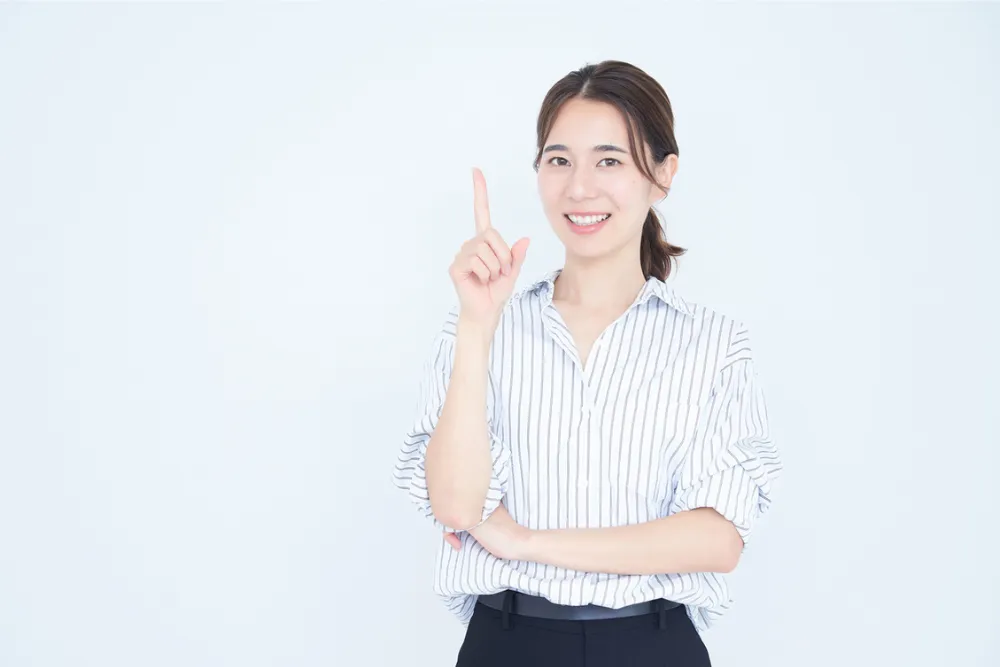 人差し指を立てる女性