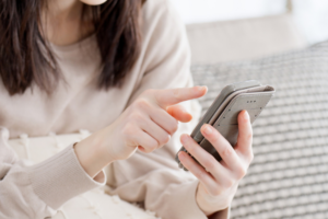スマホ見る様子