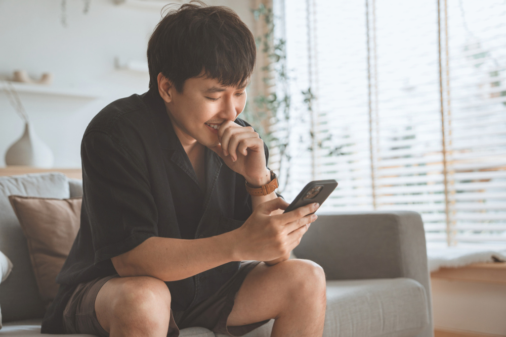 スマホで調べている様子