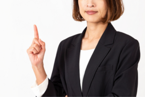 指をさす女性