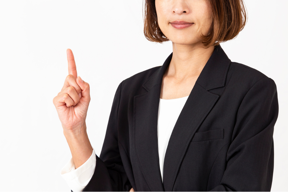指をさす女性
