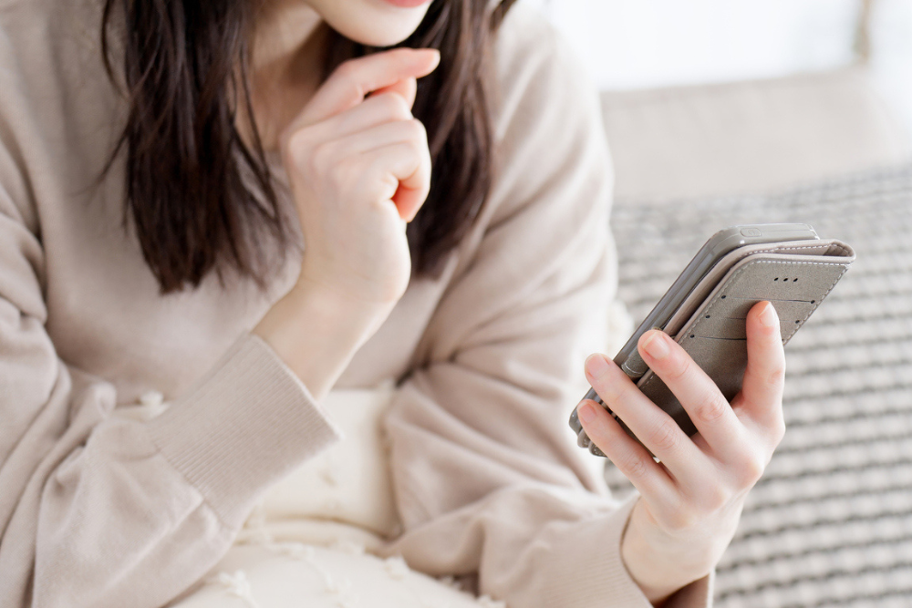 スマホで調べる様子