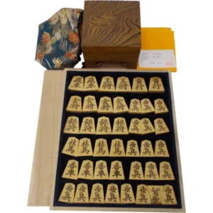 将棋駒 富石作 菱湖書 黄楊・松浦清治作 神代塩地 拭漆仕上 駒箱付き