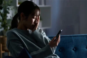 悩む女性