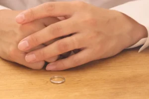 指輪を外した女性