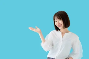 掌を上に向ける女性