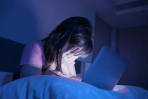 暗い部屋で落ち込む女性