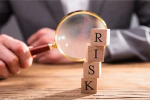 木製ブロックの「RISK」