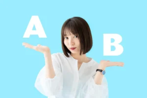 比較する女性