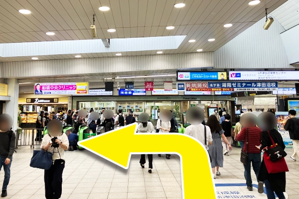 津田沼駅改札を出て左に進みます。
